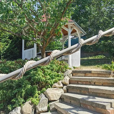 Majusfa * Balatonszarszo