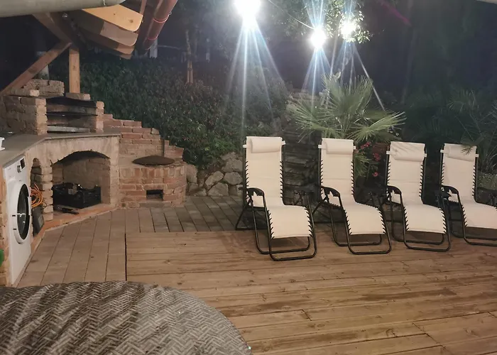 Majusfa * Balatonszarszo